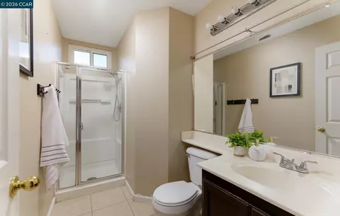 Bath - 920 Turquoise St, Vacaville, CA 95687 photo 2 of 2
