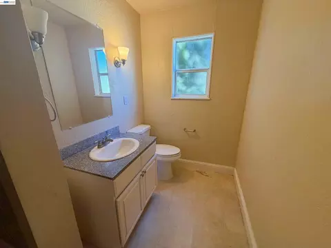 Bath - 7 Howard Ave, Vallejo, CA 94590 photo 2 of 3