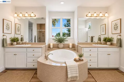 Bath - 1461 Biarritz St, Tracy, CA 95304 photo 2 of 5
