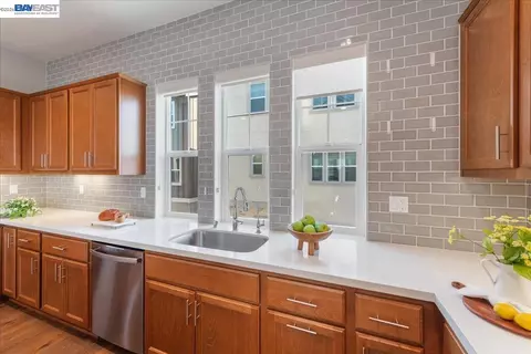 Kitchen - 2062 Confidence Way, Dublin, CA 94568 photo 7 of 8