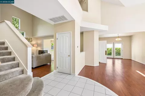 Entry Way - 3504 Fieldcrest Ave, Fairfield, CA 94534 photo 3 of 5