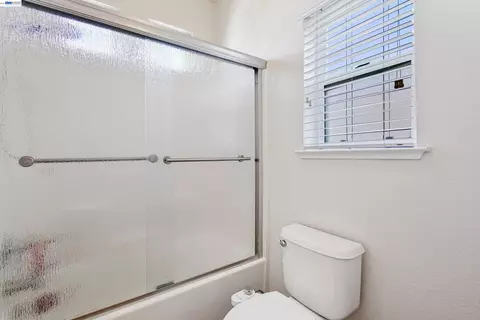 Bath - 1434 Olivia Ct, Tracy, CA 95377 photo 5 of 7