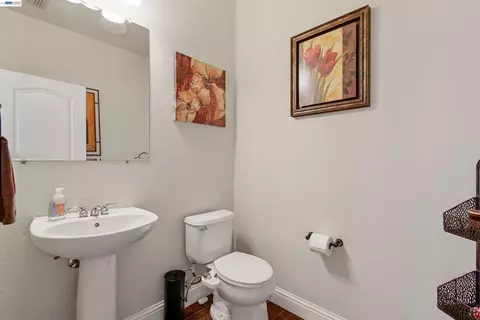 Bath - 1434 Olivia Ct, Tracy, CA 95377 photo 7 of 7