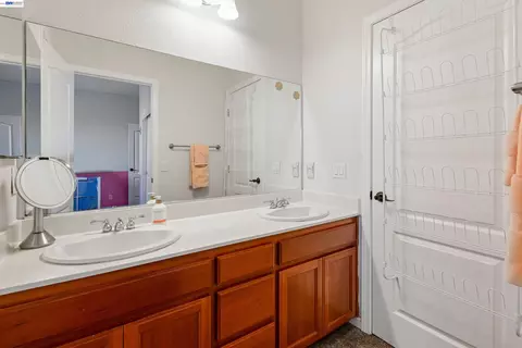 Bath - 1434 Olivia Ct, Tracy, CA 95377 photo 4 of 7