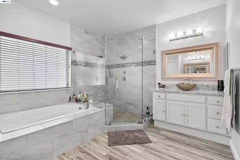 Bath - 1434 Olivia Ct, Tracy, CA 95377 photo 1 of 7