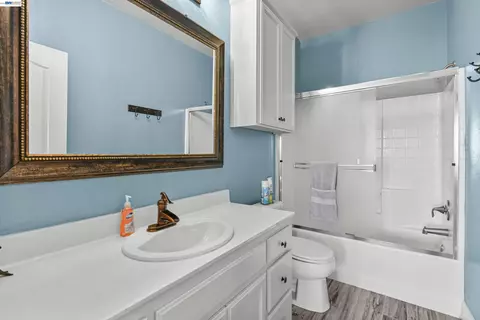 Bath - 1434 Olivia Ct, Tracy, CA 95377 photo 6 of 7