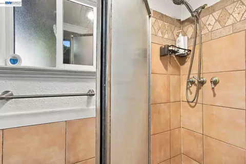 Bath - 6239 Dairy Ave, Newark, CA 94560 photo 1 of 2