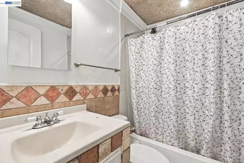 Bath - 6239 Dairy Ave, Newark, CA 94560 photo 2 of 2