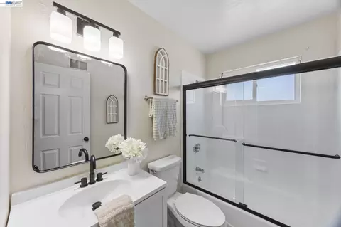 Bath - 5582 Jonathan Dr, Newark, CA 94560 photo 2 of 2