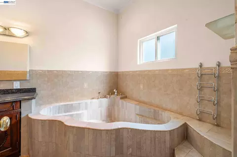 Bath - 8591 Beverly Ln, Dublin, CA 94568 photo 4 of 6