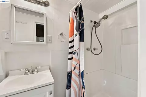 Bath - 1384 Graff Ave, San Leandro, CA 94577 photo 3 of 3