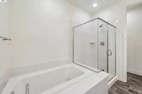 Bath - 457 Diller St, Alameda, CA 94501 photo 3 of 5