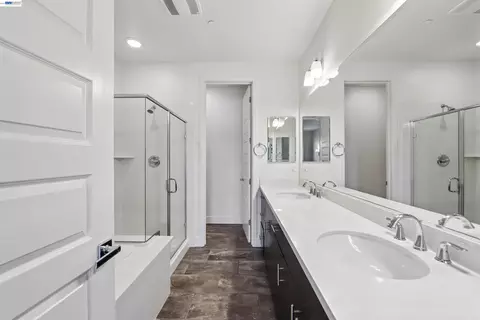 Bath - 457 Diller St, Alameda, CA 94501 photo 1 of 5