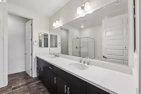 Bath - 457 Diller St, Alameda, CA 94501 photo 2 of 5