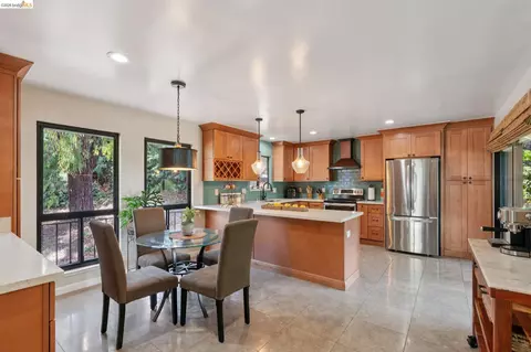 904 View Dr, Richmond, CA 94803