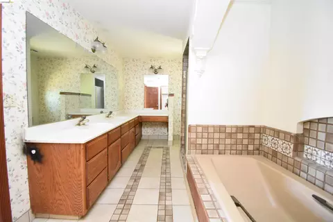 Bath - 3716 Viader Dr, Modesto, CA 95356 photo 4 of 7