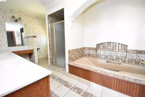 Bath - 3716 Viader Dr, Modesto, CA 95356 photo 3 of 7