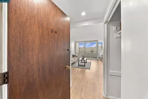Entry Way - 2550 Dana #3H, Berkeley, CA 94704 photo 2 of 2