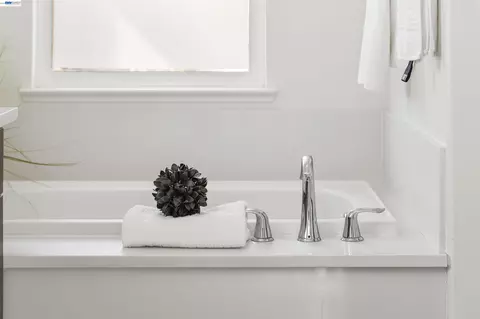Bath - 479 Diller St, Alameda, CA 94501 photo 3 of 6