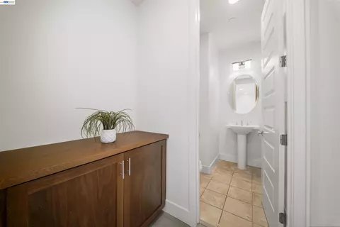 Entry Way - 479 Diller St, Alameda, CA 94501 photo 2 of 3