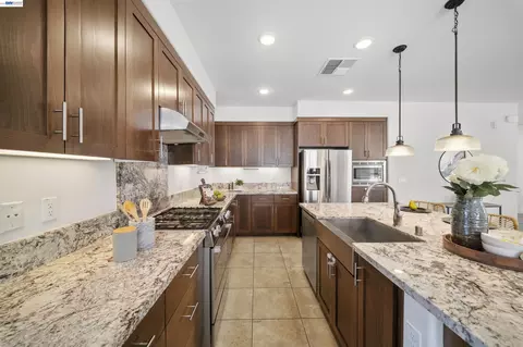 Kitchen - 479 Diller St, Alameda, CA 94501 photo 3 of 7