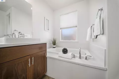 Bath - 479 Diller St, Alameda, CA 94501 photo 6 of 6