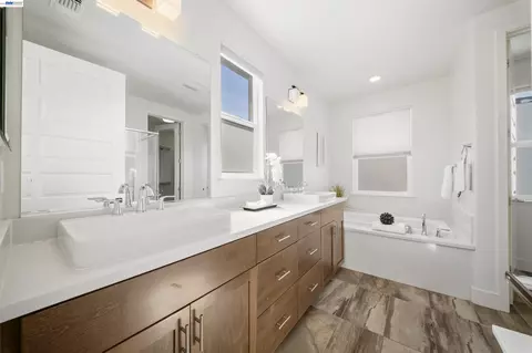 Bath - 479 Diller St, Alameda, CA 94501 photo 1 of 6