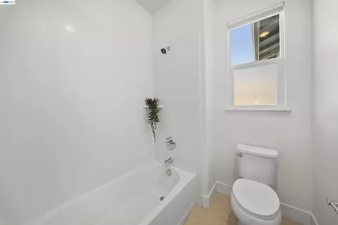 Bath - 479 Diller St, Alameda, CA 94501 photo 5 of 6