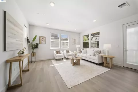 Living - 479 Diller St, Alameda, CA 94501 photo 1 of 2