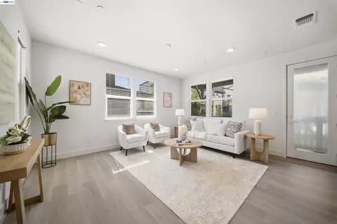 Living - 479 Diller St, Alameda, CA 94501 photo 2 of 2