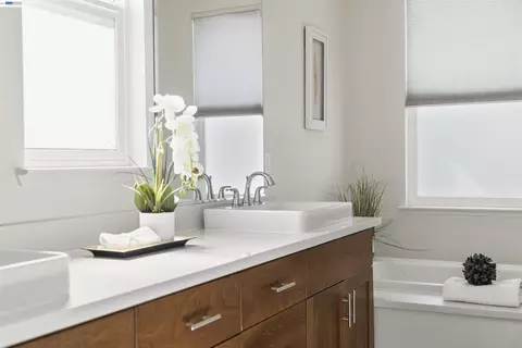 Bath - 479 Diller St, Alameda, CA 94501 photo 2 of 6