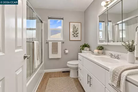 Bath - 1880 Premier Pl, Concord, CA 94520 photo 3 of 5