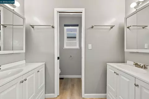 Bath - 1880 Premier Pl, Concord, CA 94520 photo 2 of 5