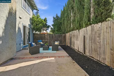 Exterior - 1880 Premier Pl, Concord, CA 94520 photo 4 of 5