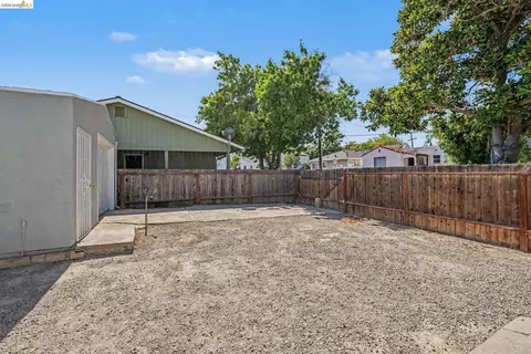 Exterior - 206 E 16th St, Pittsburg, CA 94565 photo 2 of 5