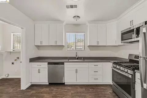 Kitchen - 206 E 16th St, Pittsburg, CA 94565 photo 1 of 2