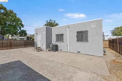 Exterior - 206 E 16th St, Pittsburg, CA 94565 photo 3 of 5