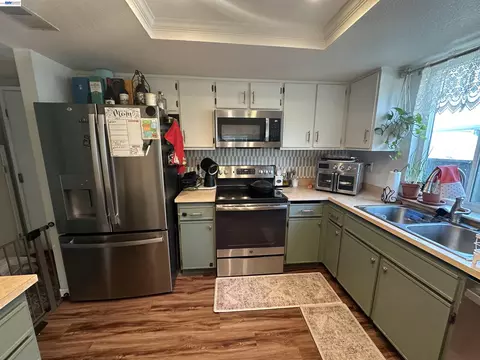 Kitchen - 446 Lighthouse Dr, Vallejo, CA 94590 photo 2 of 4