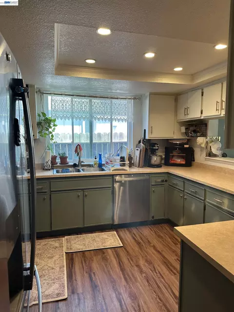 Kitchen - 446 Lighthouse Dr, Vallejo, CA 94590 photo 4 of 4