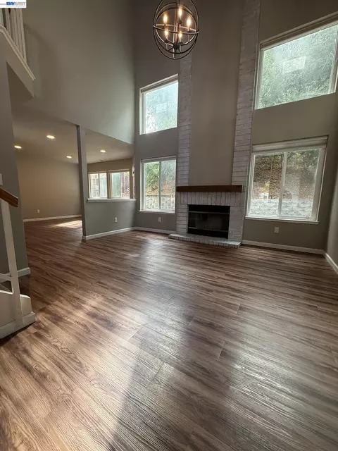 Living - 446 Lighthouse Dr, Vallejo, CA 94590 photo 4 of 5