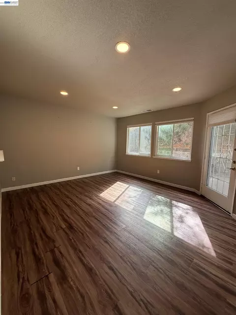 Living - 446 Lighthouse Dr, Vallejo, CA 94590 photo 5 of 5