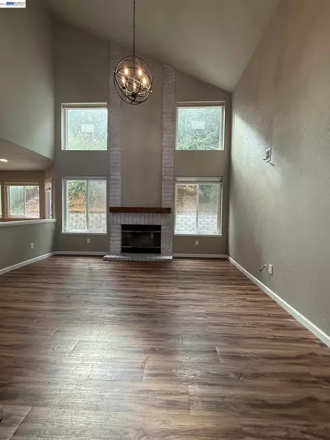 Living - 446 Lighthouse Dr, Vallejo, CA 94590 photo 2 of 5