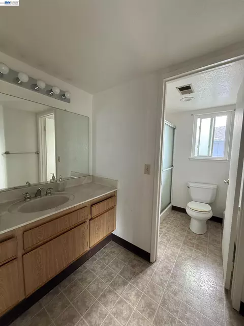 Bath - 446 Lighthouse Dr, Vallejo, CA 94590 photo 2 of 4
