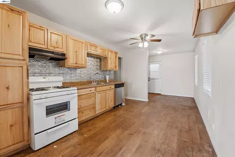 Entry Way - 1223 W Santa Fe Ave, Merced, CA 95340 photo 1 of 1
