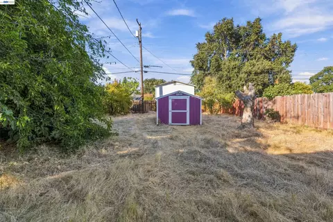 Exterior - 1223 W Santa Fe Ave, Merced, CA 95340 photo 3 of 4