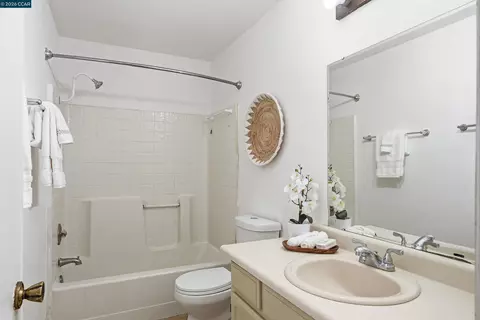 Bath - 142 Harris Cir, Bay Point, CA 94565 photo 3 of 3