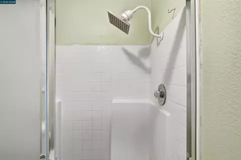 Bath - 142 Harris Cir, Bay Point, CA 94565 photo 2 of 3