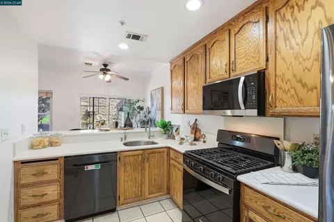 Kitchen - 142 Harris Cir, Bay Point, CA 94565 photo 2 of 4