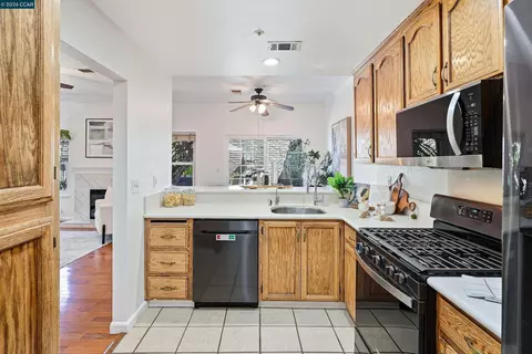 Kitchen - 142 Harris Cir, Bay Point, CA 94565 photo 3 of 4