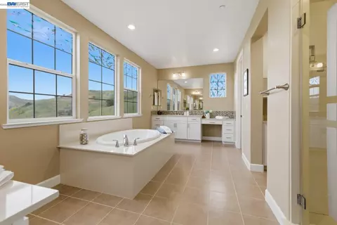 Bath - 3871 Highpointe Ct, Dublin, CA 94568 photo 2 of 7